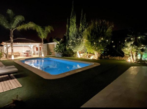 Suite privada frente a la piscina Para 2 personas con sofá cama para 2 más No es casa completa